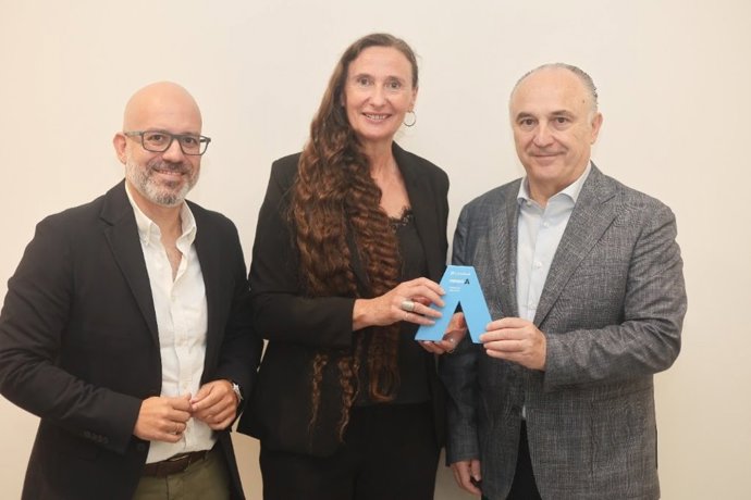 María de la Paz Garrido, responsable del Aula de Naturaleza El Cantalar, reconocida con el Premio A Profesional Autónoma de CaixaBank en Andalucía