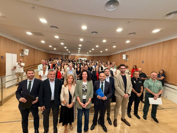 Representantes institucionales y participantes en el II Congreso sobre Edadismo 'Vivir con Ganas: El Valor de la Experiencia', celebrado en el Espacio Alma de Almería.