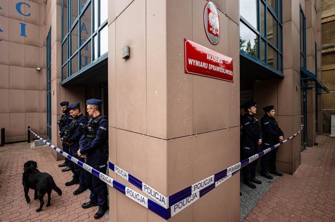 Archivo - September 11, 2026, Warsaw, Mazovia, Poland: Police are seen guarding the entrance to the academy..An escalating dispute over who legally controls Warsaw's Academy of Justice (Akademia Wymiaru Sprawiedliwosci) brings right-wing supporters of the