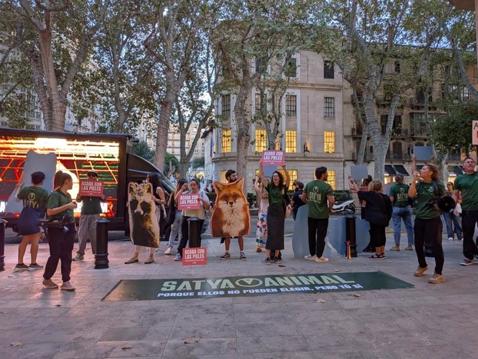 Protestan frente a la tienda de Louis Vuitton en Palma para exigir que dejen de usar pelo animal en sus prendas