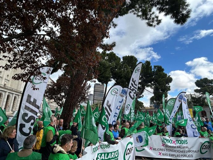 Archivo - CSIF se moviliza por la subida salarial de los trabajadores públicos, en imagen de archivo de 2025.