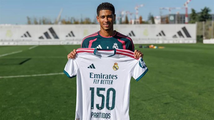 El centrocampista del Real Madrid Jude Bellingham posando con una camiseta conmemorativa por los 150 partidos disputados con el Real Madrid.