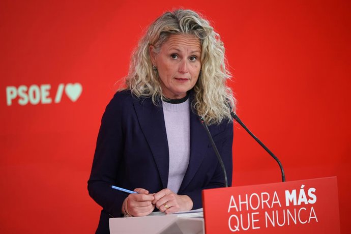 Archivo - Arquivo - A porta-voz da CEF, Montse Mínguez, dá uma entrevista coletiva após a reunião da Comissão Executiva Federal do PSOE, em 9 de fevereiro de 2026, em Madri (Espanha). O PSOE reconhece o mau resultado nas eleições deste domingo em Aragão, 