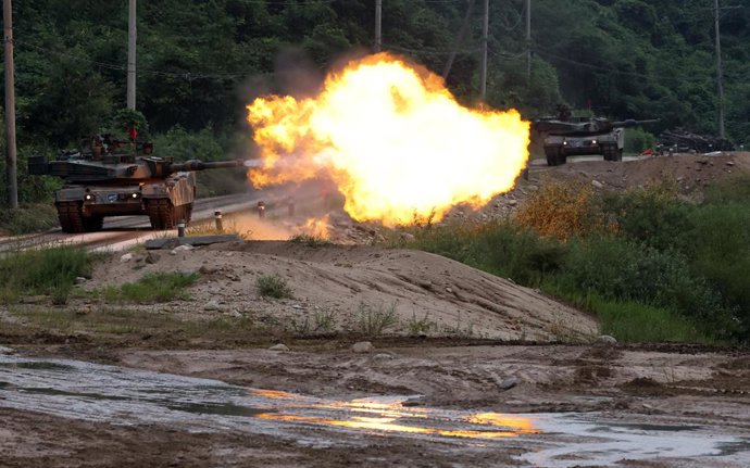 Archivo - 31 August 2023, South Korea, Pocheon: K1A2 tanks from the South Korean Army's Capital Mechanized Infantry Division fire at a firing range during a drill as part of South Korea and the United States' joint annual military exercise, the Ulchi Free