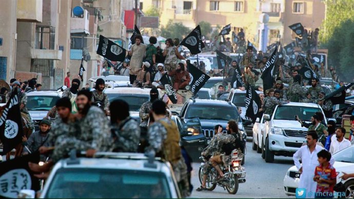 Archivo - Combatientes de Estado Islámico en la ciudad de Raqqa, Siria