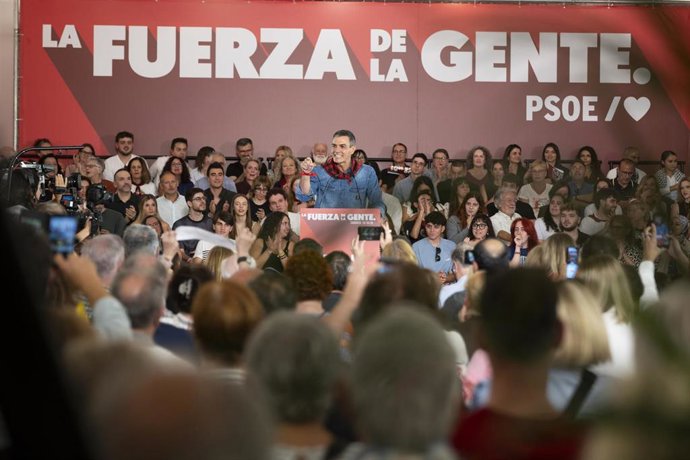El secretario general del PSOE y presidente del Gobierno, Pedro Sánchez, interviene durante un acto de los socialistas aragoneses, en el Hotel Iberus, a 14 de octubre de 2026, en Zaragoza, Aragón (España).