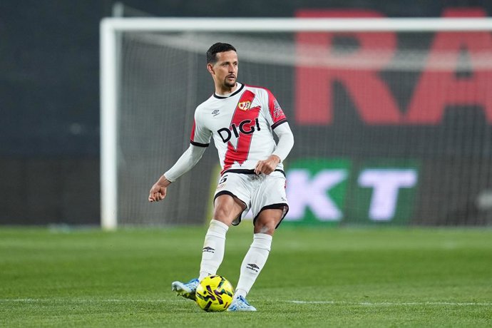Archivo - Luiz Felipe of Rayo Vallecano plays the ball during the Spanish League, LaLiga EA Sports, football match played between Rayo Vallecano and Elche CF at Estadio de Vallecas on April 03, 2026, in Madrid, Spain.