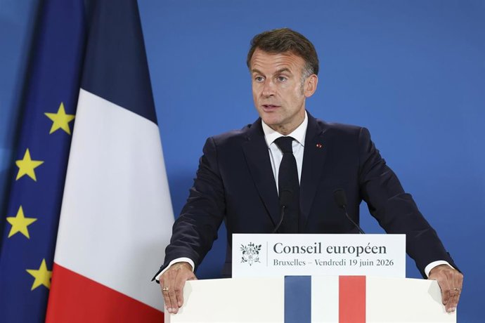 Archivo - El presidente de Francia, Emmanuel Macron, en rueda de prensa al término de un Consejo Europeo.
