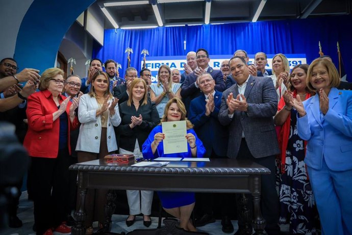 En el centro de la imagen, la gobenadora de Puerto Rico, Jennifer González