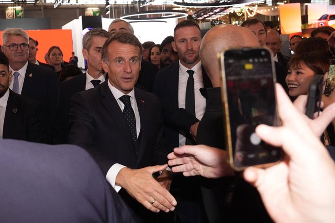 O presidente francês Emmanuel Macron visita o Salão do Automóvel de Paris 2026 — Mondial de l'Auto — na Paris Expo Porte de Versailles, em Paris, França — 12 de outubro de 2026. (Foto: Fabio Ferrari/LaPresse)
