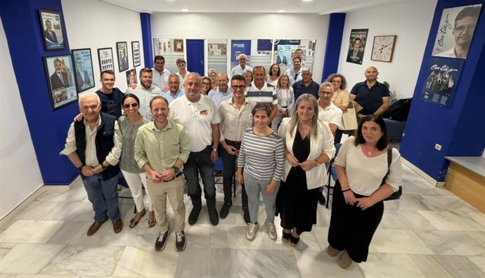 Imagen del presidente provincial del Partido Popular de Jaén, Erik Domínguez, en una reunión con el PP de Villacarrillo.
