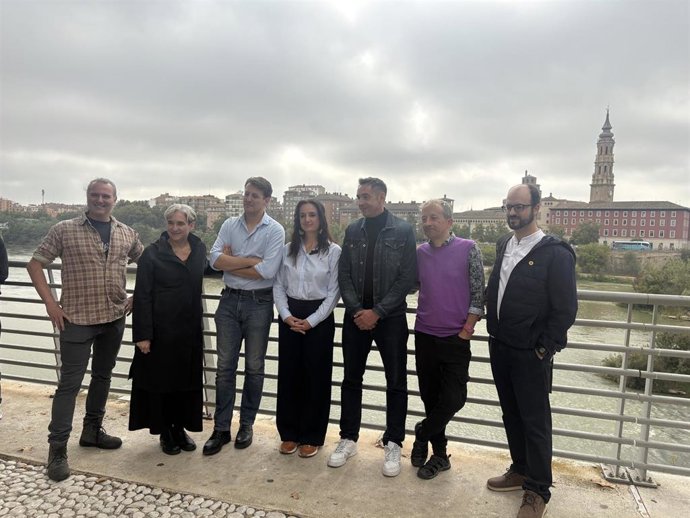 Ada Colau (Frente Amplio), Jorge Pueyo (CHA), Marta Abengochea (IU-Sumar) y Emilio Delgado, tras el acuerdo electoral del Frente Amplio en Aragón.
