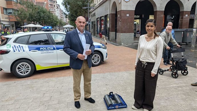Los concejales Ángel Madrazo y Alba Delgado junto al dispositivo adquirido por la Policía Local.