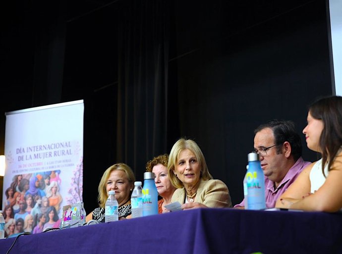 La alcaldesa de Jerez, María José García-Pelayo, durante el acto conmemorativo del Día Internacional de la Mujer Rural, jornada organizada por la Federación de Asociaciones de Mujeres Sol Rural.