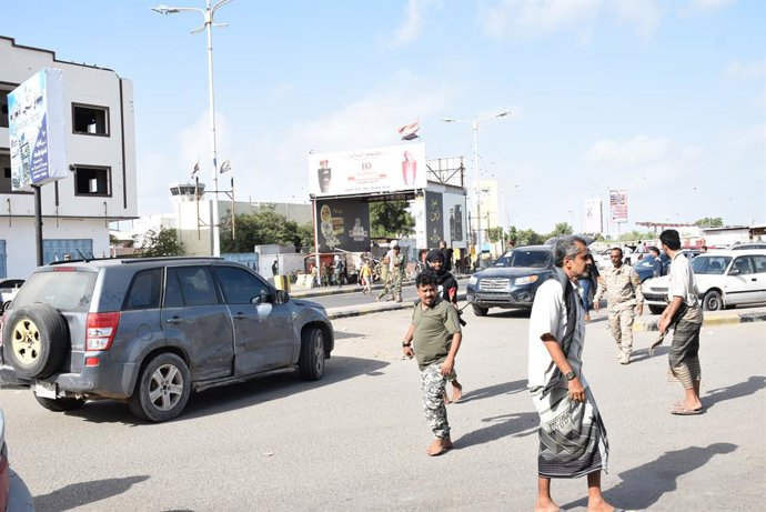 Archivo - Arquivo - (201230) -- ADEN, 30 de dezembro de 2020 (Xinhua) -- Soldados se reúnem no portão principal do aeroporto após três explosões terem abalado o Aeroporto Internacional de Aden, em Aden, no Iêmen, em 30 de dezembro de 2020. Três explosões 