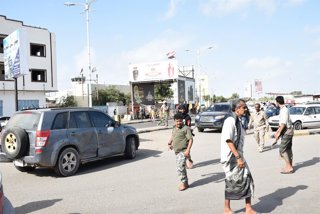 Archivo - (201230) -- ADEN, Dec. 30, 2020 (Xinhua) -- Soldiers gather at the airport's main gate following three explosions rocked the Aden International Airport in Aden, Yemen, Dec. 30, 2020. Three massive explosions rocked the Aden International Airport