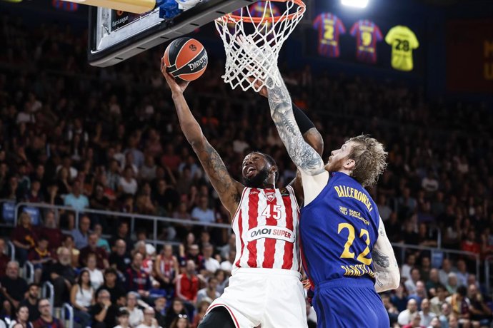 Donta Hall y Olek Balcerowski, Barça - Olympiacos