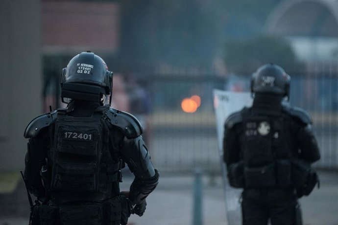 Archivo - September 11, 2026, Bogota, Bogota D.C, Colombia: Demonstrators that took part in an anti-government protest clashed with Colombia's Riot Police (UNDEMO) in Bogota, Colombia's National University on September 11, 2026.
