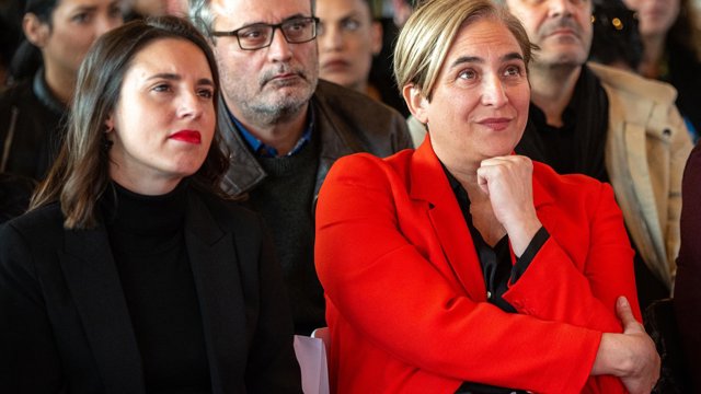 Archivo - La exministra de Igualdad, Irene Montero (1i) y la exalcaldesa de Barcelona, Ada Colau (1d), durante un homenaje póstumo a la actriz Itziar Castro, en el Restaurante Red Fish, a 13 de diciembre de 2023, en Barcelona, Catalunya (España). La actri
