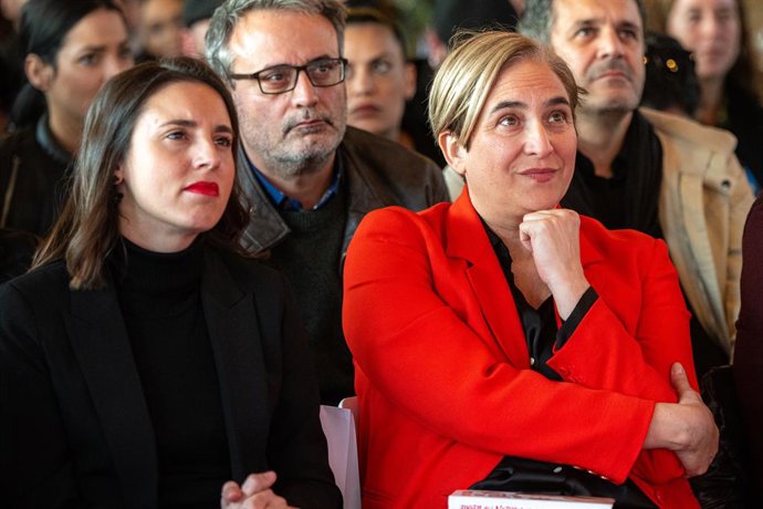 Archivo - La exministra de Igualdad, Irene Montero (1i) y la exalcaldesa de Barcelona, Ada Colau (1d), durante un homenaje póstumo a la actriz Itziar Castro, en el Restaurante Red Fish, a 13 de diciembre de 2023, en Barcelona, Catalunya (España). La actri