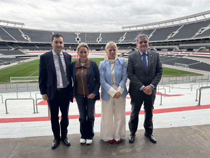 La ministra Milagros Tolón visita el estadio Monumental de Buenos Aires (Argentina).