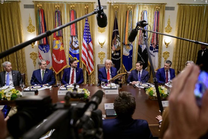 Archivo - Arquivo - 14 de outubro de 2025, Washington, D.C., Estados Unidos: O presidente dos EUA, Donald Trump, ao centro, segura uma carta emoldurada do presidente argentino Javier Milei, indicando-o ao Prêmio Nobel da Paz, durante um almoço na Sala do 