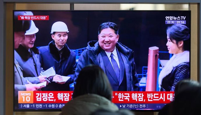 Archivo - El líder norcoreano, Kim Jong Un, presenciando en diciembre de 2025 un ensayo militar con submarinos