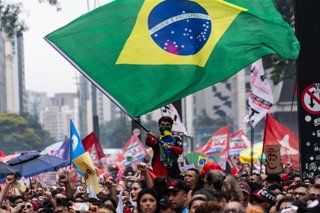 Archivo - El presidente de Brasil, Luiz Inácio Lula da Silva (PT), participa en un mitin con sus seguidores en São Paulo, Brasil, el 11 de octubre,