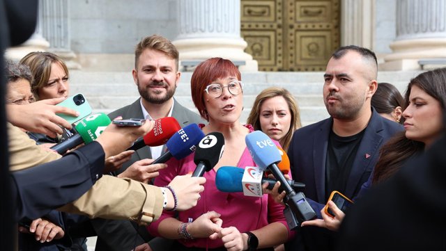 Archivo - (I-2D) Los diputados de Compromís Alberto Ibáñez y Águeda Micó, la coportavoz de Podemos, María Teresa Pérez, un recurso de la Ley de Libertad Educativa de la Comunidad Valenciana, frente al Congreso, a 25 de septiembre de 2024, en Madrid (Espa