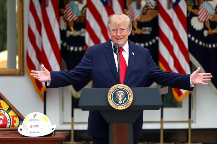 15 de outubro de 2026, Washington, Distrito de Columbia, EUA: WASHINGTON, DC – 15 DE OUTUBRO: O presidente dos Estados Unidos, Donald J. Trump, discursa enquanto membros de organizações profissionais de policiais e bombeiros almoçam no Jardim das Rosas da