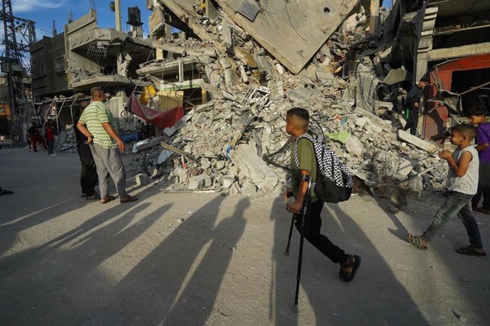 Archivo - Destrucción tras los ataques aéreos israelíes que alcanzaron las viviendas de las familias Saada y Abu Muaileq en el campo de refugiados de Maghazi, en la zona central de la Franja de Gaza