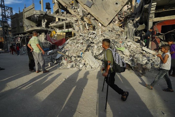 16 de outubro de 2026, Maghazi, Estado da Palestina: CAMPO DE REFUGIADOS DE MAGHAZI, FAIXA DE GAZA, PALESTINA, [MÊS DIA, ANO]: Destruição causada por ataques aéreos israelenses que atingiram residências pertencentes às famílias Saada e Abu Muaileq no camp