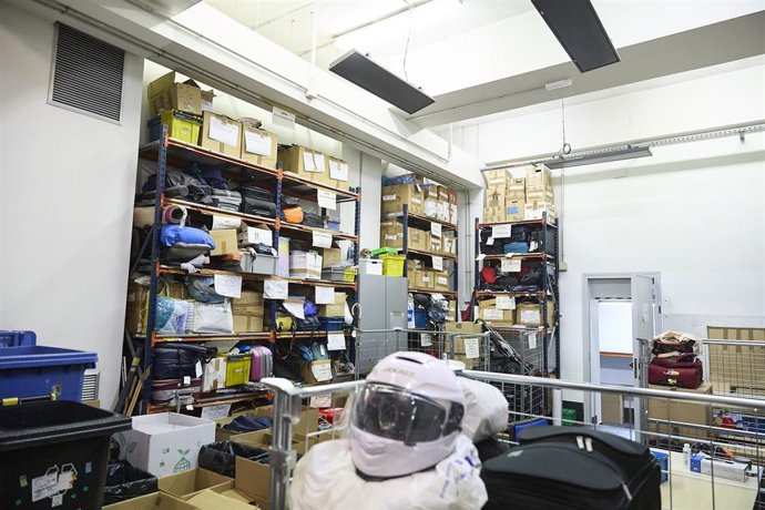 Archivo - Diferentes cajas y objetos clasificados estanterías, en la oficina de Objetos Perdidos del Ayuntamiento, a 20 de agosto de 2025, en Madrid (España). La oficina es la encargada de custodiar los bienes extraviados que depositan los ciudadanos o la