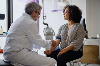 Archivo - Una mujer se hace un análisis de sangre hormonal para detectar la menopausia.