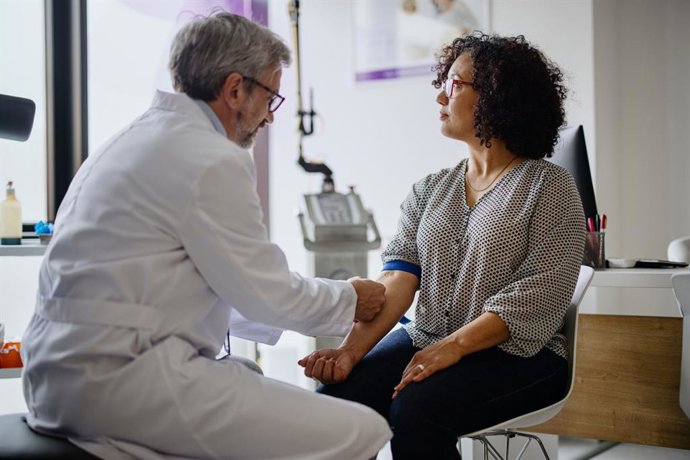 Archivo - Una mujer se hace un análisis de sangre hormonal para detectar la menopausia.