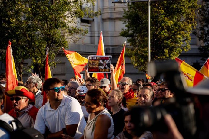 Archivo - Decenas de personas durante una concentración en solidaridad con Ceuta el 2 de septiembre