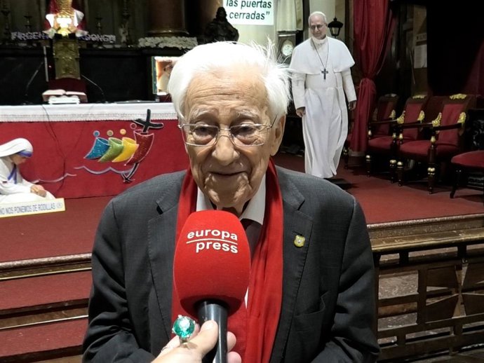 El padre Ángel hablando con la prensa en la parroquia de San Antón de Madrid