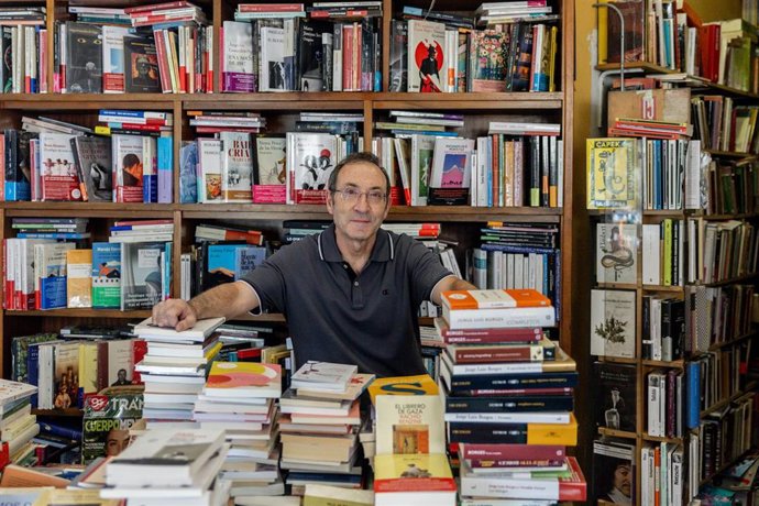 Manuel Frontera, librero de 'El Aleph', en el interior de su librería, el viernes 16 de octubre de 2026, en  Madrid