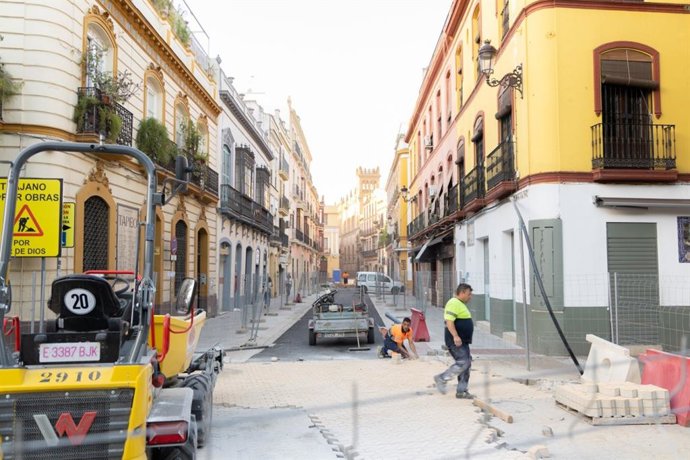 Obras de Emasesa en la calle Trajano de Sevilla.