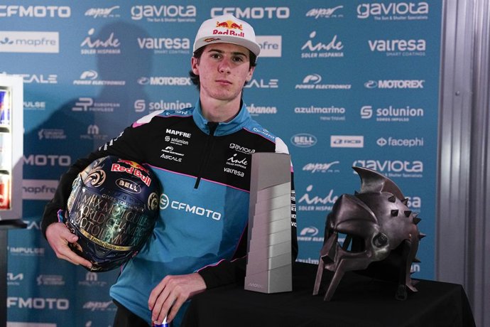 Maximo Quiles, campeão mundial da Moto3, posa para uma foto com seu troféu e seu capacete após uma entrevista para a Europa Press na sede da Red Bull, em 14 de outubro de 2026, em Madri, Espanha.