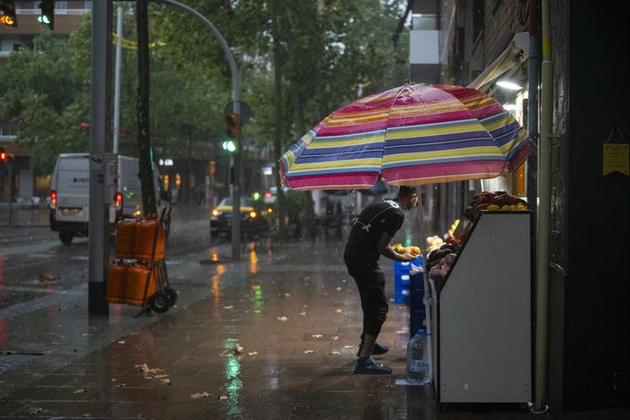 Un home en una frutería, al barri de Canyelles-Nou Barris, a 29 de setembre de 2026, a Barcelona, Catalunya (Espanya). 