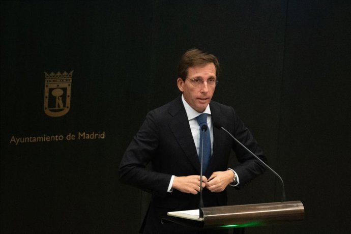 El alcalde de Madrid, José Luis Martínez-Almeida, durante un Pleno extraordinario en el Palacio de Cibeles, a 8 de octubre de 2026, en Madrid (España). El Ayuntamiento de Madrid celebra un Pleno extraordinario para dar luz verde a dos planes especiales ap