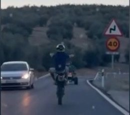 Un conductor circulando haciendo el "caballito" por Jaén.