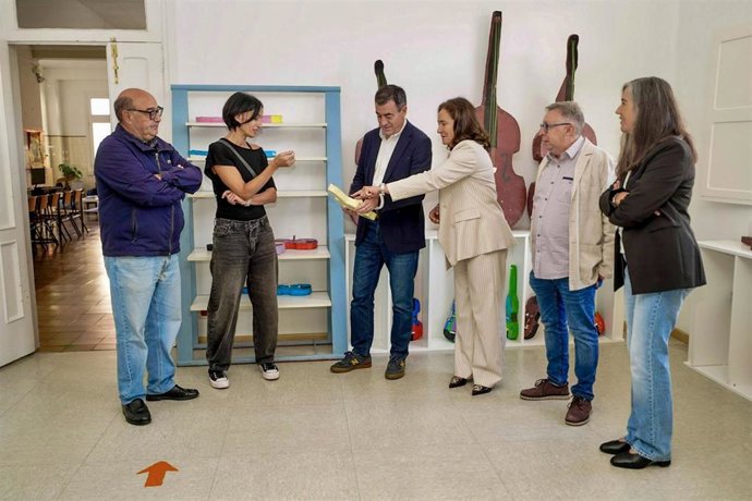 El conselleiro de Educación, Ciencia, Universidades e FP, Román Rodríguez, visita el Colexio Vicente Risco de Vigo