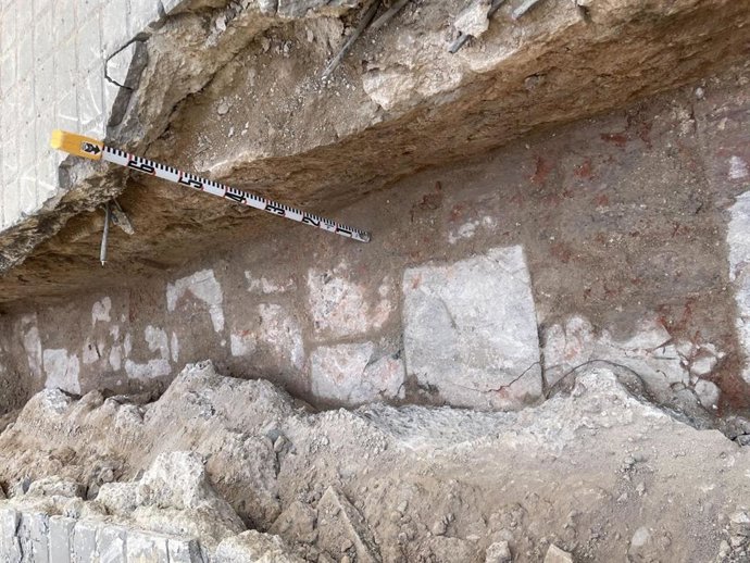 Los trabajos arqueológicos que se están llevando a cabo con motivo de las obras de remodelación de la plaza de San Agustín y la avenida del Oeste de València han permitido localizar una serie de estructuras constructivas.
