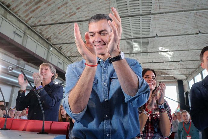 O secretário-geral do PSOE e presidente do Governo, Pedro Sánchez (ao centro), acompanhado pelo secretário-geral dos socialistas de Castela e Leão, Carlos Martínez (à esquerda), e pela vice-secretária-geral do PSOE de Castela e Leão, Nuria Rubio (à direit