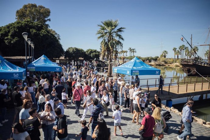 Imagen de turistas visitando las Jornadas de Puertas Abiertas organizadas por la Diputación de Huelva, a través de la Unidad de Gestión de La Rábida, con motivo del Día de la Hispanidad.