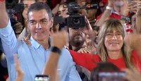 Pedro Sánchez llega junto a Begoña Gómez al mítin de Fuenlabrada (Madrid)