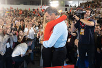 Sánchez llega junto a Begoña Gómez al mitin de Fuenlabrada: "Que lo escuchen alto y claro, te quiero"