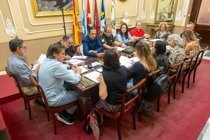 Primera reunión de la Mesa Municipal de Absentismo Escolar de Cádiz.